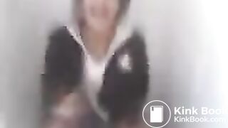 Sus amigas la graban cagando