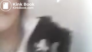 Sus amigas la graban cagando