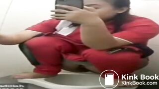 Ngintip cewek berak di spbu