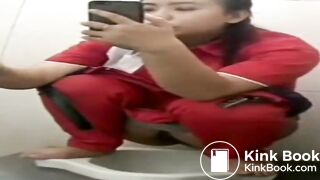 Ngintip cewek berak di spbu