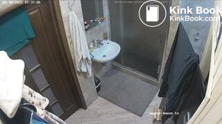 Woman pooping in Toilet 208