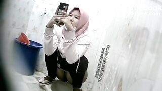 Ngintip jilbab cantik berak sambil main hp