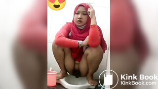 Jilbab karyawan SPBU berak sambil ngerokok