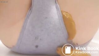 Beautiful korean schoolgirl pooping with her panty