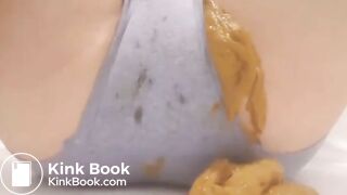 Beautiful korean schoolgirl pooping with her panty