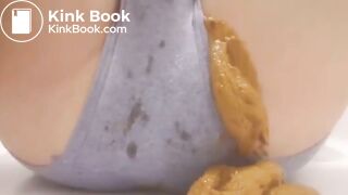 Beautiful korean schoolgirl pooping with her panty