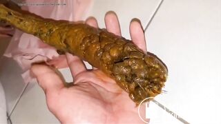 She is poooing in her bf hand