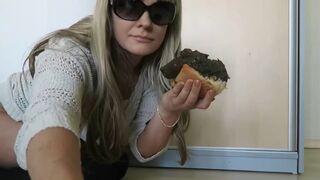 She makes a sandwich with her shit for breakfast