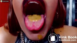 Latina shits and eats for me