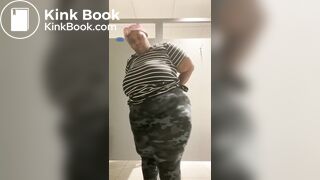 She In the Gym and she needs to SHIT