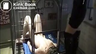 Chinese femdom scat 109 笼子里的男奴被喂食大便