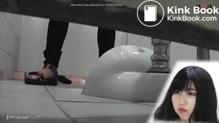 hot college girl takes a shit