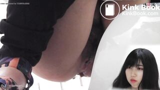 hot college girl takes a shit