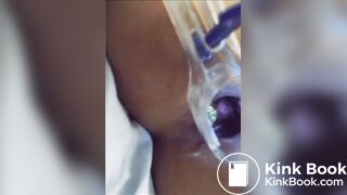 You can see her shit in her asshole?