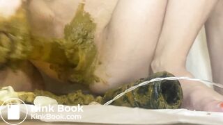 Hot girl goes extream in scat smear.