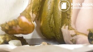 Hot girl goes extream in scat smear.