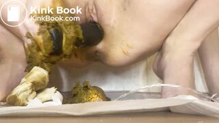 Hot girl goes extream in scat smear.