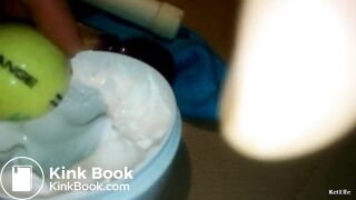 Shit w 3 golf ball_L I F O_ Elle chie 3 balles de golf