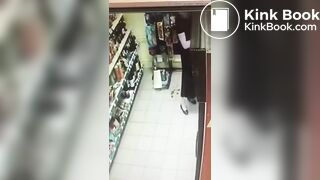 Girl accident diarrhea in supermarket
