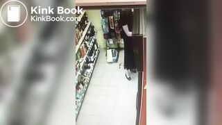 Girl accident diarrhea in supermarket