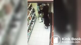 Girl accident diarrhea in supermarket