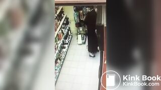 Girl accident diarrhea in supermarket