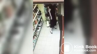 Girl accident diarrhea in supermarket