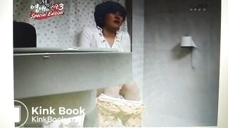 female short hair pooping