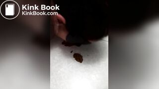 scat_para shitting on the floor