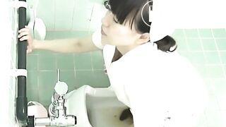 This is how to use a Japanese style toilet !!