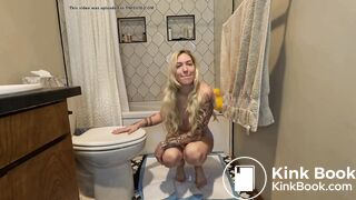 Amazing Blonde Shitting