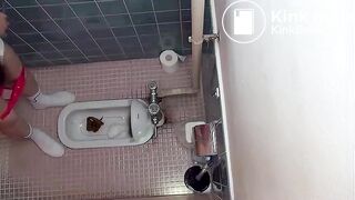 Pretty Girl in Sports Bra Shitting