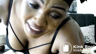 Black se tartine le cul de merde