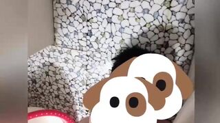 Ông bạn được vợ ỉa vào miệng