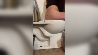 Sexy white girl pooping huge logs