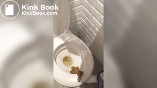 Девушка пукает и какает.