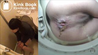 Bella ragazza Jappo al cesso