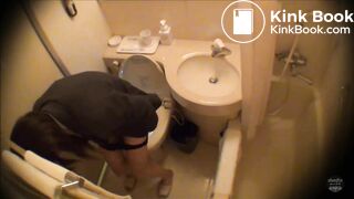 Bella ragazza Jappo al cesso