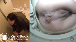 Bella ragazza Jappo al cesso