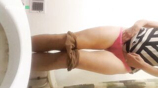 girl pooping in the toilet - video 11