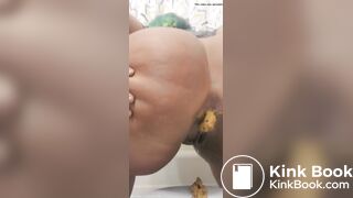 Phat booty does messy shit