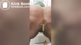 Phat booty does messy shit