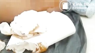 Morenita: me limpio el culo a petición de un cliente