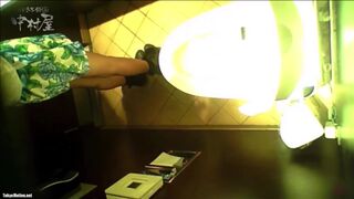 Toilet restaurant vouyeur - video 2