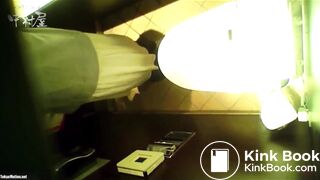 Toilet restaurant vouyeur - video 2