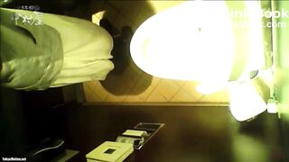 Toilet restaurant vouyeur - video 2