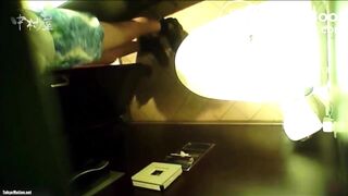 Toilet restaurant vouyeur - video 2