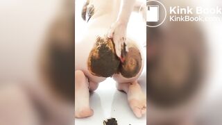 Beauty smearing her shit is