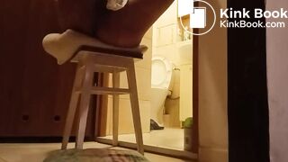 pee on feet & surprise