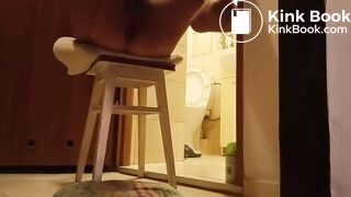 pee on feet & surprise